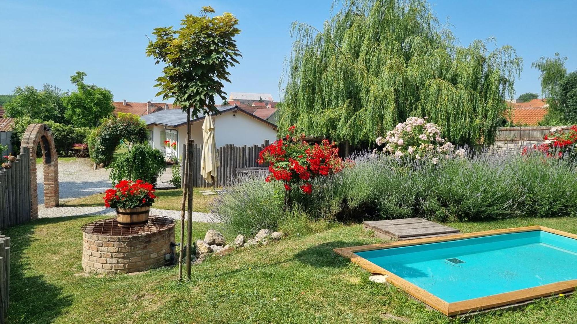 La Bobul Apartments Drnholec 外观 照片