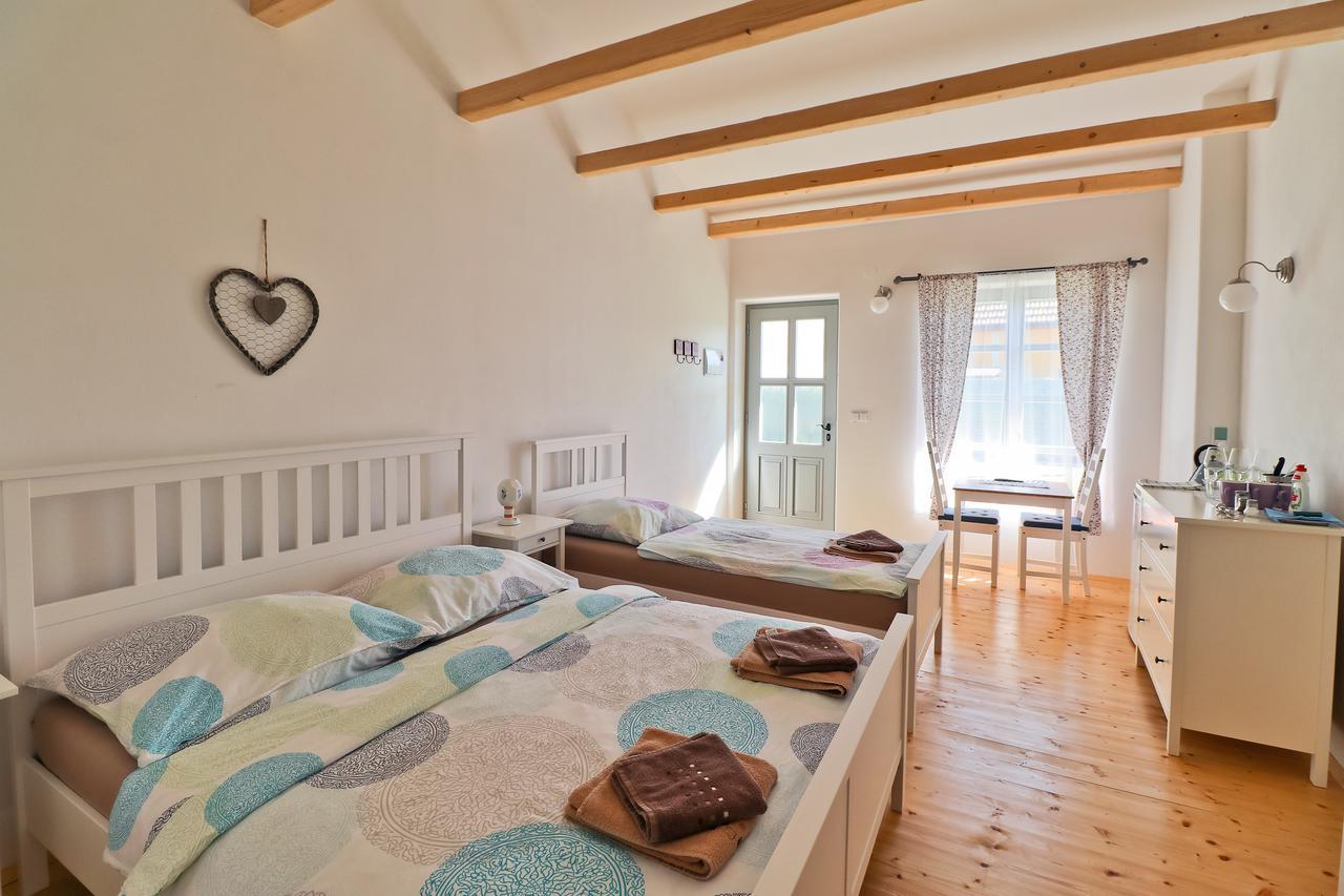 La Bobul Apartments Drnholec 外观 照片