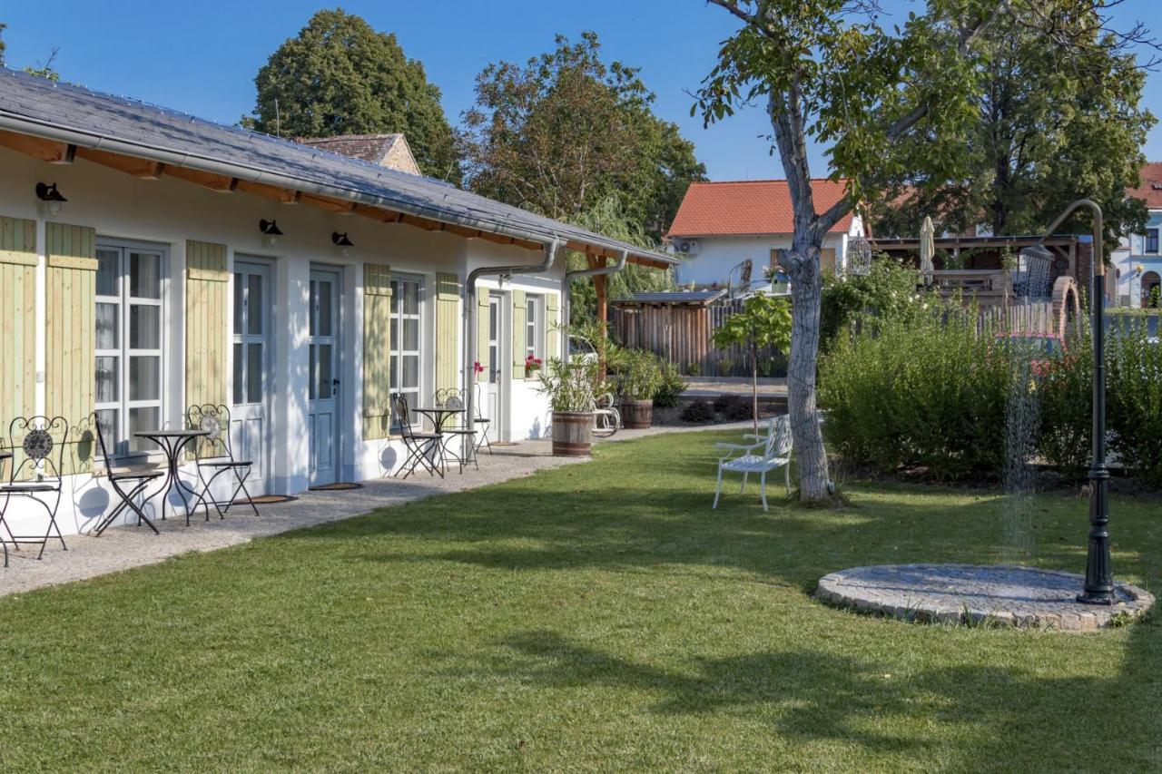 La Bobul Apartments Drnholec 外观 照片